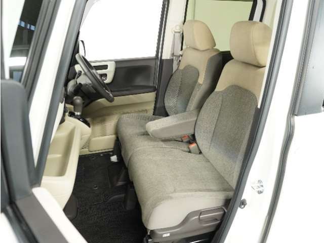 運転席と助手席は足元が繋がっているので自由に行き来しやすいので駐車場が狭いときでも助手席側からスムーズに乗り降りできて便利！