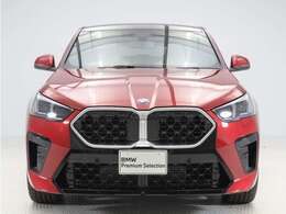 ♪BMWの代名詞といえるキドニー・グリル、一目でそれと分かる精悍な顔立ち。ホフマイスターキンクやキャラクターラインと呼ばれる側面デザインにより前傾姿勢を強調したスタイルは、走りを重視したBMWならでは
