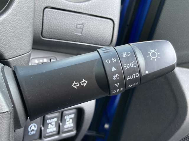 「オートライト」　暗くなると自動でライトが点灯し、安全運転を手助け！