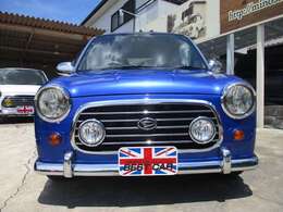 オリジナルロゴ入りグリル・ユニオンジャックルーフ・DCNオーバーフェンダー・ローダウン・フードストライプ・インテリアパーツetc、カスタムパーツが豊富で様々なバ リエーションを楽しめます。