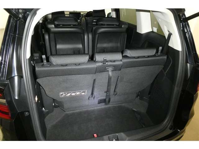 3列目シートは格納式で折りたたみ可能です。キャンプ用品など大きな荷物もばっちり収納可能です！