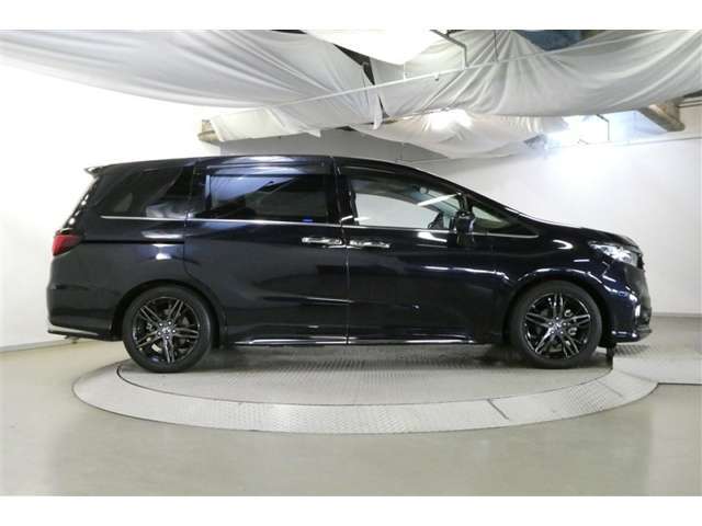 パワースライドドア装備で乗降りラクラク！　開閉もスイッチ一つでワンタッチですよ。　お子様やお年寄りの方も安心してお乗りできます。　坂道で開閉が重くなってしまう時に便利ですよ。