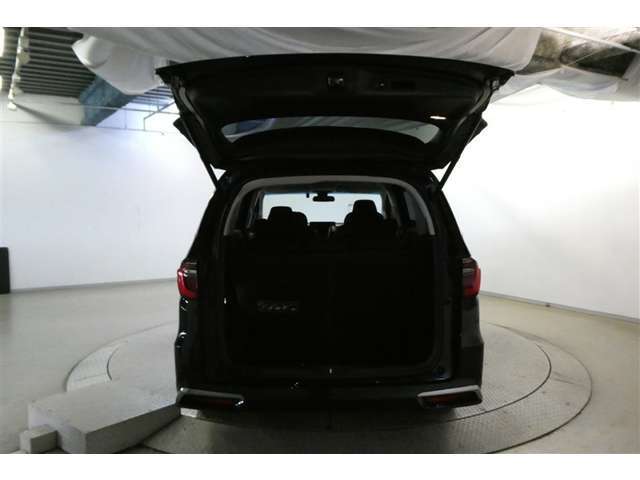 バックドアを上げた状態です。シートのアレンジ次第で荷室のスペースが広くなります！用途に合わせて快適な室内を！