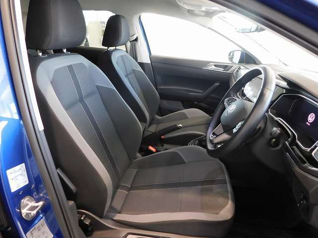 運転席は長時間座っても疲れにくい仕様になっております。