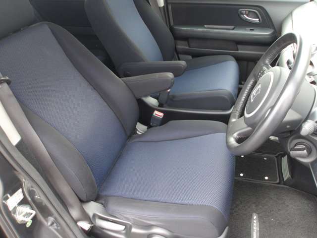 運転席、助手席の状態もとても良好です！！ウォークスルー可能♪