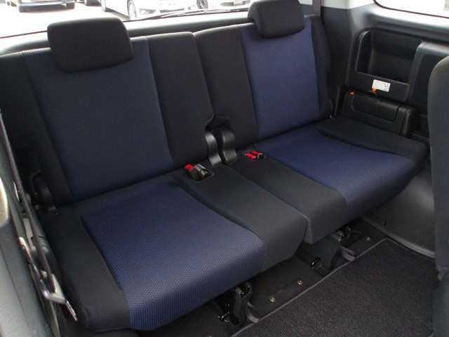 ゆったり座れる3列目シートです♪