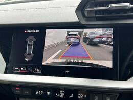 【リヤビューカメラ】車両後方の映像を映し出し、舵角に基づいて計算された経路を画面に示して駐車操作をサポートします。
