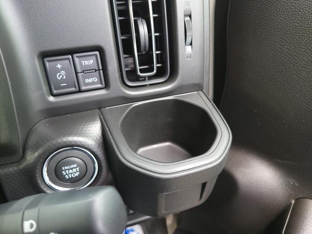 運転席にオープンタイプのドリンクホルダーが付いています！