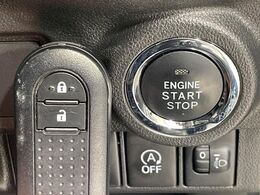 【キーフリーシステム】カバンやポケットに入れたままでもドアの施錠・解錠が可能なスマートキーを装備。エンジンのオン・オフ時もカギを取り出す必要が無いからとっても便利です♪