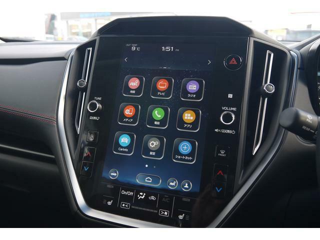 11.6インチセンターインフォメーションディスプレイ＆インフォテインメントシステム。車両やエアコン設定、ナビ、TV、Bluetooth、スマートホンとの接続も可能です。