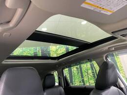 【サンルーフ】開放感たっぷりの希少装備、サンルーフが装着されています！車内に明かりを取り入れたり景色を楽しむ以外にも、車内の空気も簡単に換気できて快適です！