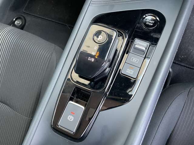 駐車ブレーキは電動式です。オートホールド機能付きで便利ですね