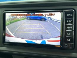 【バックカメラ】駐車時に後方がリアルタイム映像で確認できます。大型商業施設や立体駐車場での駐車時や、夜間のバック時に大活躍！運転スキルに関わらず、今や必須となった装備のひとつです！