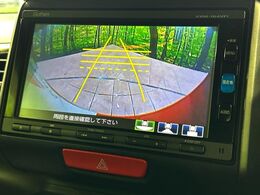 【バックカメラ】駐車時に後方がリアルタイム映像で確認できます。大型商業施設や立体駐車場での駐車時や、夜間のバック時に大活躍！運転スキルに関わらず、今や必須となった装備のひとつです！