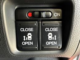 【両側パワースライドドア】スマートキーや運転席のスイッチで後席両側スライドドアの開閉が可能♪電動だから力を入れてドアを開ける必要が無く、小さなお子様でも簡単に開け閉めでき快適です♪