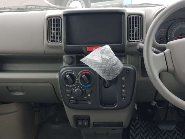 ☆お車についた傷やヘコミ、事故の修理もハヤシにお任せください。自社鈑金工場で修理ができますの安心です☆