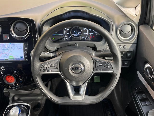 【ステアリングスイッチ】運転中、前方から目線をそらすことなく、オーディオ等の操作が可能な便利機能！安心＆快適なドライブを演出してくれます♪