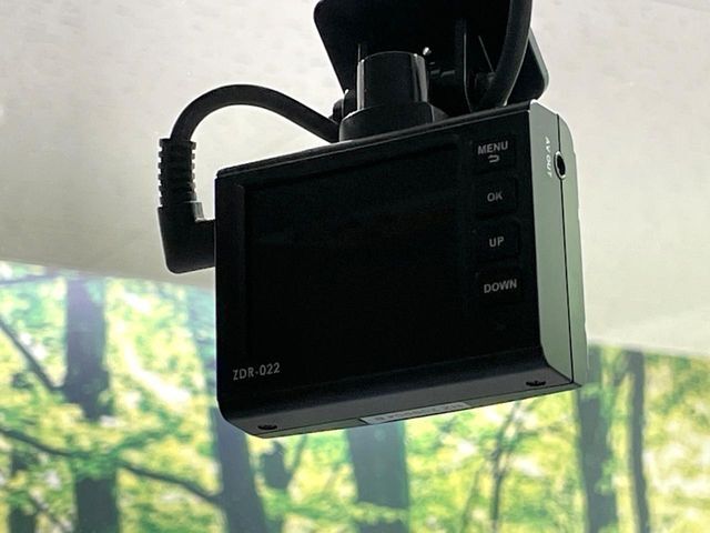 【ドライブレコーダー】安心・安全なカーライフに必須のドライブレコーダーを装備！走行中はもちろん、あおり運転や事故に遭遇した際の状況も映像で記録し、万一のリスクに備えます。