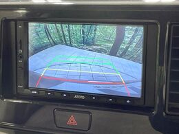 【バックカメラ】駐車時に後方がリアルタイム映像で確認できます。大型商業施設や立体駐車場での駐車時や、夜間のバック時に大活躍！運転スキルに関わらず、今や必須となった装備のひとつです！