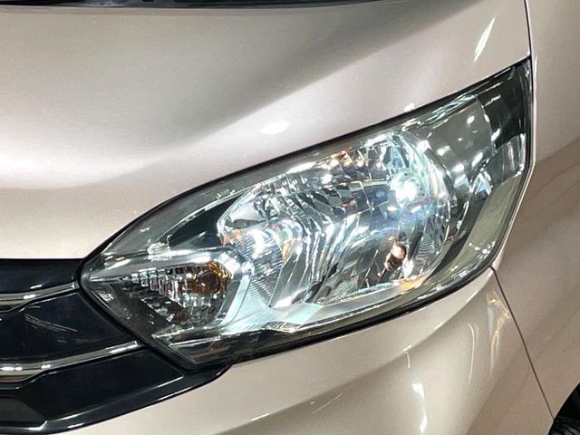 【HIDヘッドライト】非常に明るく前方を照らしてくれるので、悪天候や夜間の走行時も視界良好で安心してお乗りいただけます。