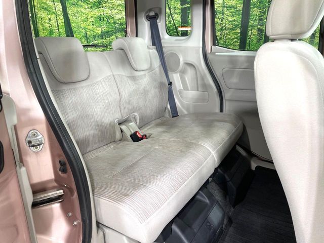 後部座席も気になるようなキズ・汚れやへたり等、大きなダメージはなく、良好な状態です。