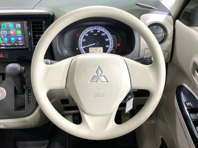 インテリアに合わせたデザインのステアリングは、運転される方のことも考え、運転しやすい形状、大きさです。是非一度、実際に触ってお確かめください。