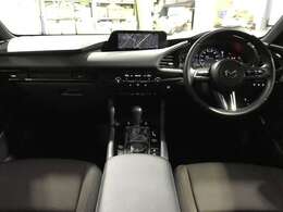 快適な室内空間が広がります。デザイン性と操作性を両立したインテリアでドライバーを飽きさせません☆