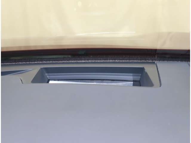 ヘッドアップディスプレイは、前方のガラス上に車速やナビゲーションなどのドライブに必要な情報を表示。視線移動を最小限に抑えるのとで、常に前方の状況に集中できます。