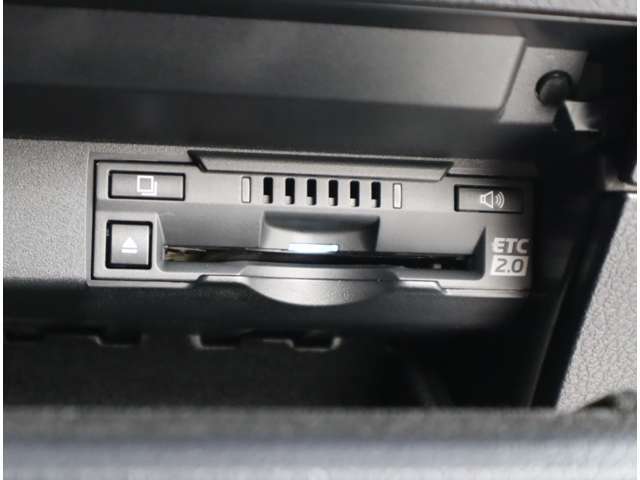 ETC2.0高速道路交通情報やITSスポット情報表示機能つきETC車載器。何かと便利です。