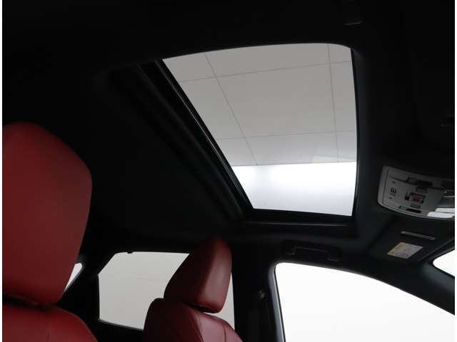 開放感のあるムーンルーフを装備しています。空気の入れ替えにも便利です。