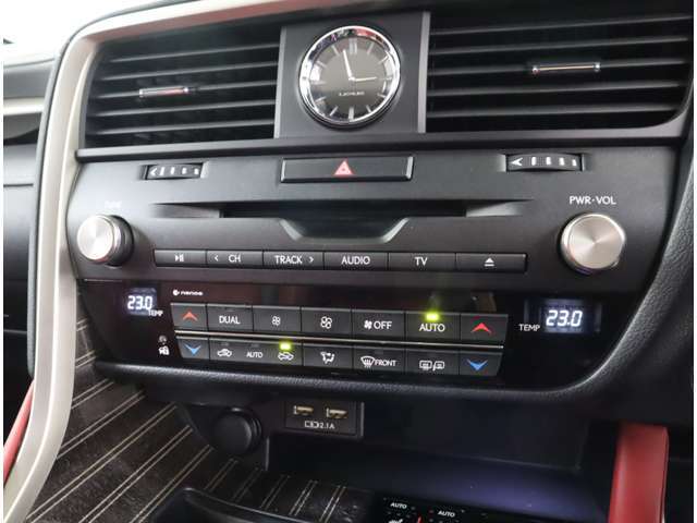 運転・助手席で独立した温度設定のできる、オートエアーコンディショナー。花粉除去機能、ナノイオン発生機能を装備し、室内を快適な環境に保ちます。