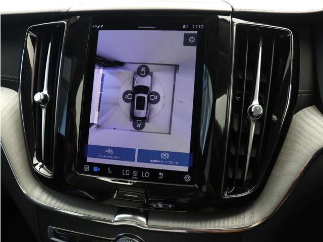 リアカメラによる後方の確認だけでなく、真上から見下ろすバードアイ映像を映し出す360度ビューカメラで、自車周辺の詳細な状況を確認できます。見通しが悪く狭い場所で車を取り回す際には心強い味方となります。