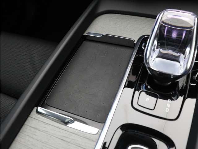 対応機種のスマートフォンを、トンネルコンソールの下のラバープレートに置いておくだけで充電可能。センターディスプレイの機能ビューを使用して、充電プレートのオンとオフを切り替えることができます。