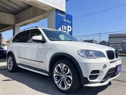 E70型　X5　Xドライブ35d　ダイナミックスポーツパッケージ 人気のアルピンホワイトが入庫致しました！★ご購入後のメンテナンスも元BMW正規ディーラーメカニック在籍の「つたえファクトリーに」お任せ下さい！