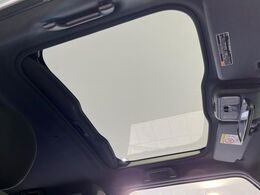 【ガラスルーフ】ガラスルーフ搭載で車内の解放感が一気にアップ！開放的なドライブをお楽しみいただけます。