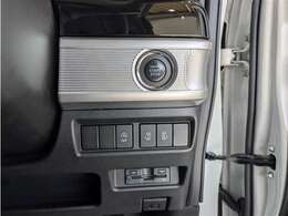 スマートキーを携帯していればキーを取り出さずにドアを施錠＆解錠。クルマの始動も可能です。