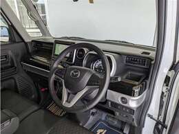 見通しのよいすっきりとした視界で、誰でも運転しやすいです。運転のしやすさは疲れにくさにも繋がりますよ♪