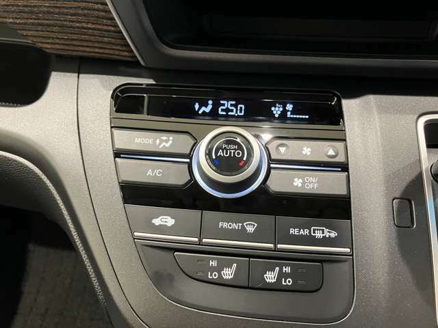 プラズマクラスター技術搭載フルオートエアコンディショナーで車内の空気をキレイに保ちます。