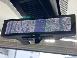 【インテリジェントルームミラー】後席の大きな荷物や同乗者で後方が確認しづらい時でも安心！カメラが撮影した車両後方の映像をルームミラー内に表示。クリアな視界で状況の確認が可能です！