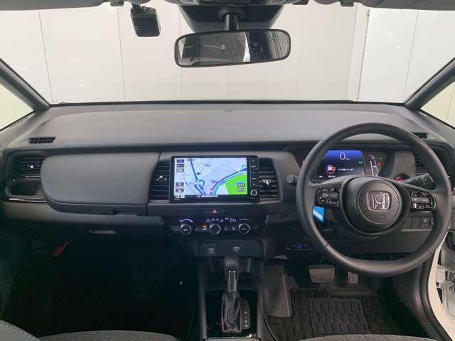 見通しの良い運転席回りとなっておりますので安心して運転をして頂けます！窓が大きいので明るく開放的な室内です