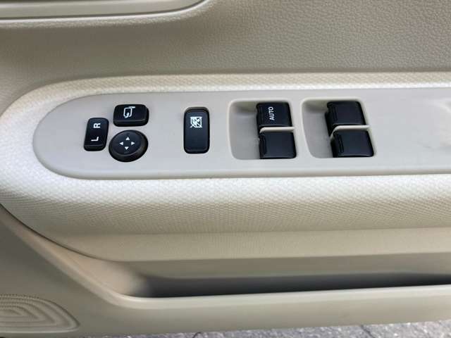 パワーウィンドウスイッチです。運転席で窓の開閉を簡単操作できます！ロック機能を使えば、お子様のイタズラやお怪我を防止できますよ！