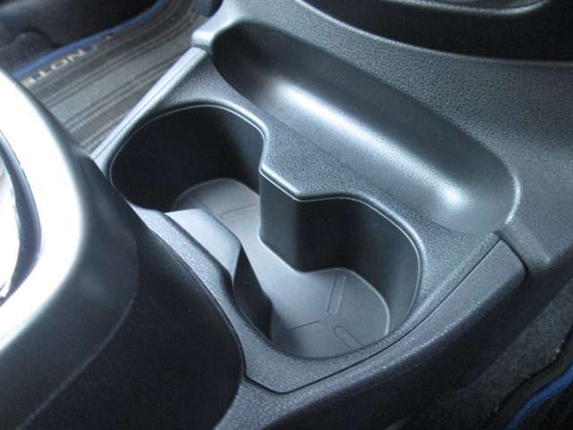 小物入れにもなるドリンクホルダーがシフトレバー後方に付いて便利です