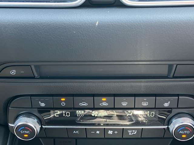 車内快適オートエアコン。ダイヤル式で操作性も良好です