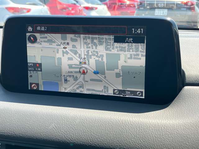 8インチにサイズUPした、マツダコネクト。センターコマンダーはタッチパッド型になっており、ナビ地図の縮小/拡大も簡単に行えます。