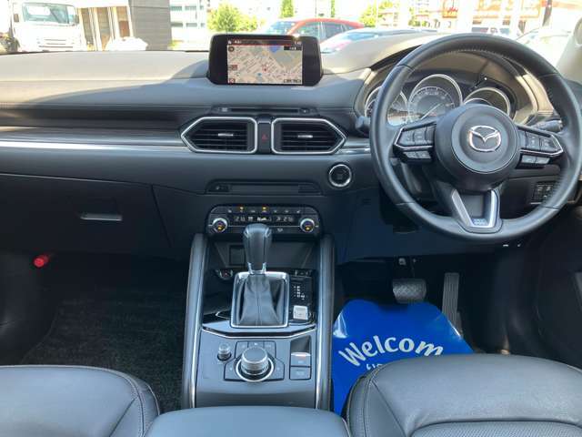 フロントピラーの位置を従来よりも後方にレイアウト。運転席からの視界の広がりを向上。車両の周囲の状況を、いち早く知ることで、安全に運行できます。