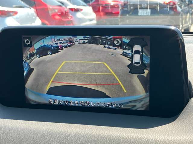 バックカメラ付きで駐車場の車庫入れをサポートします。