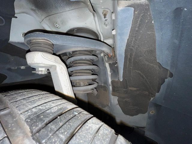 お車を安心してお乗りいただく為には、足回りの定期点検が欠かせません。サービスサポート（有償保証）では無料点検もご提供しており、安心のカーライフをお過ごしいただけるサポート体制が整っています。