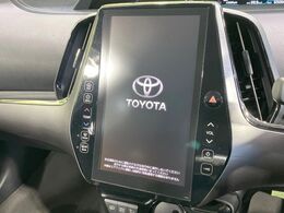 【メーカー純正11.6型ナビ】インテリアに溶け込むスタイリッシュな「専用設計」メーカーナビを装備♪視認性や操作性など基本性能にも優れ、より上質なカーライフをお楽しみいただけます。