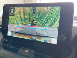 【バックカメラ】駐車時に後方がリアルタイム映像で確認できます。大型商業施設や立体駐車場での駐車時や、夜間のバック時に大活躍！運転スキルに関わらず、今や必須となった装備のひとつです！
