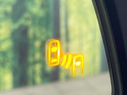【ブラインドスポットモニター】走行中、ドアミラーの死角になりやすい箇所に後続車が接近するとサイドミラーのレンズに警告を表示！ドライバーに注意喚起をしてくれます。